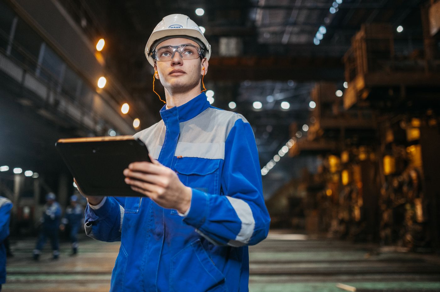 Technik s tabletom vo výrobnej hale